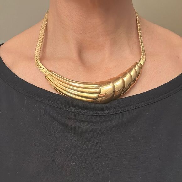 Jewelry - Vintage Goldtone Swirl Pattern Necklace